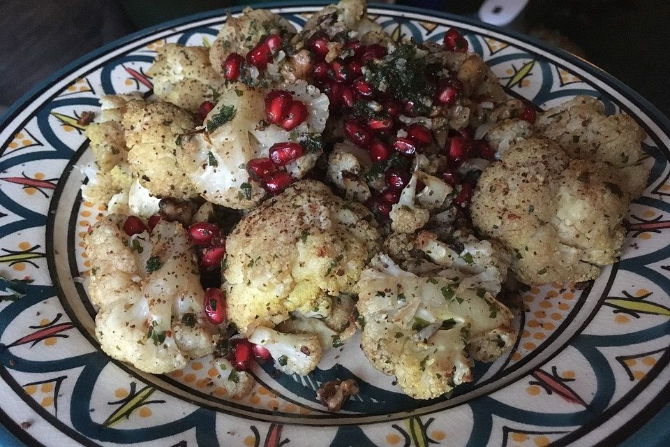 Salat mit geröstetem Blumenkohl und Haselnüssen