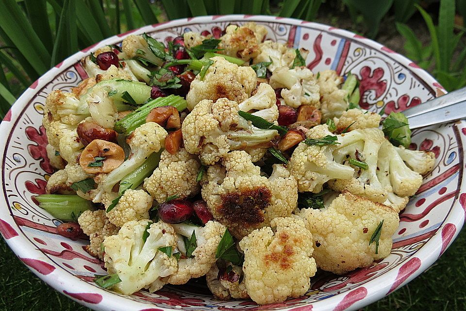 Salat mit geröstetem Blumenkohl und Haselnüssen