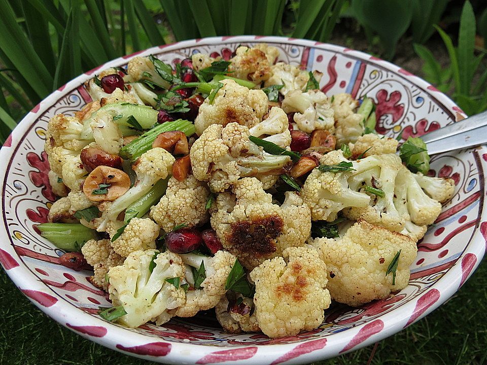 Salat mit geröstetem Blumenkohl und Haselnüssen von Vader| Chefkoch