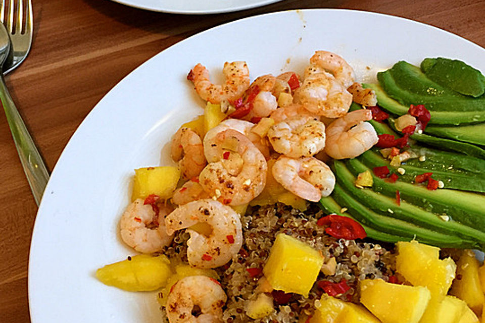 Quinoa-Salat mit Mango, Avocado und Garnelen