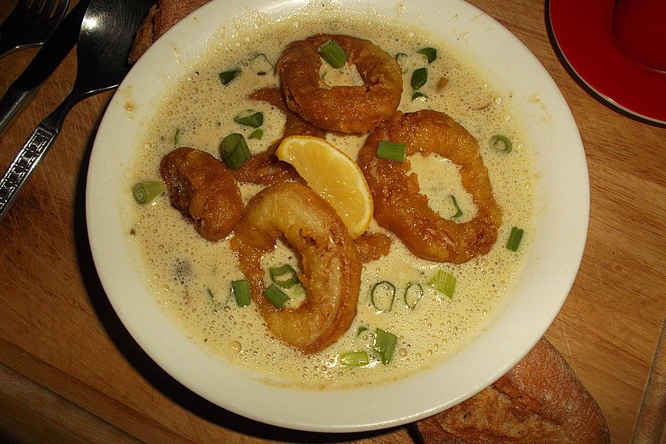 Parmesansuppe mit frittierten Tintenfischringen