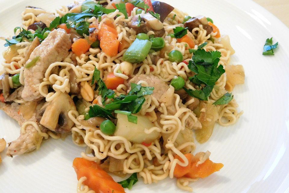 Mie-Nudeln mit Hähnchen und Erdnüssen