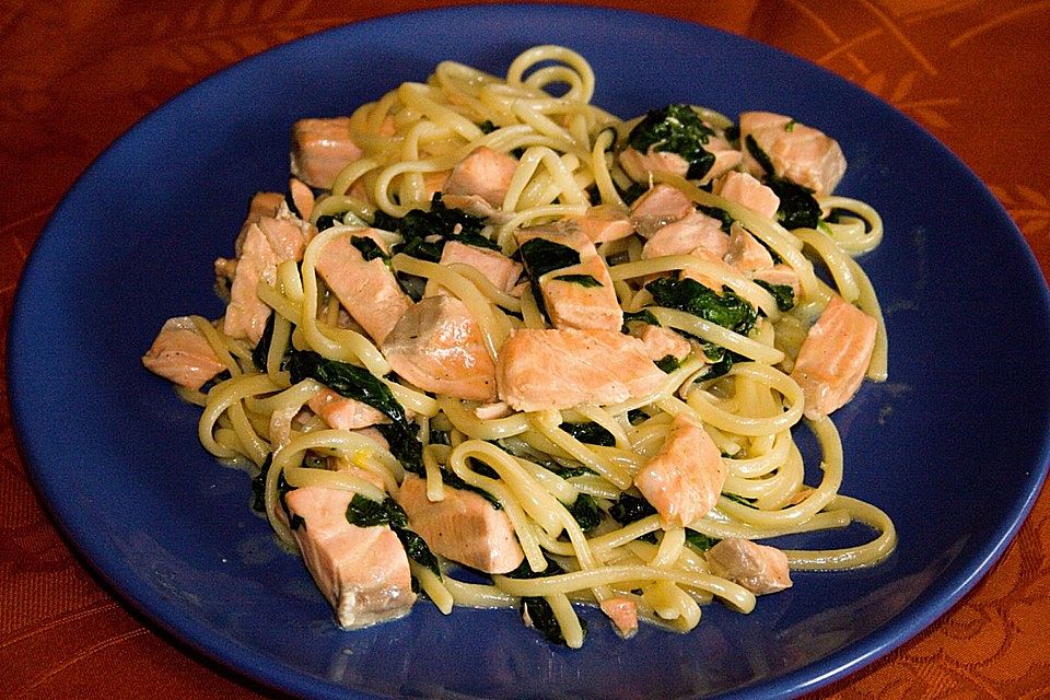 Linguine mit Lachswürfeln und Blattspinat in Orangenrahm