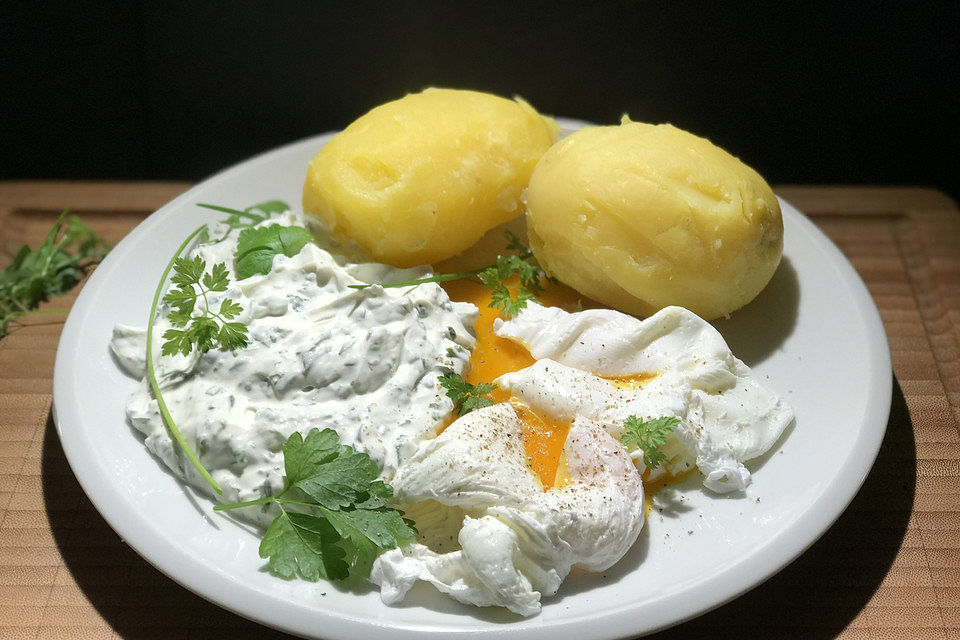 Pellkartoffeln mit Kräuterquark und pochierten Eiern