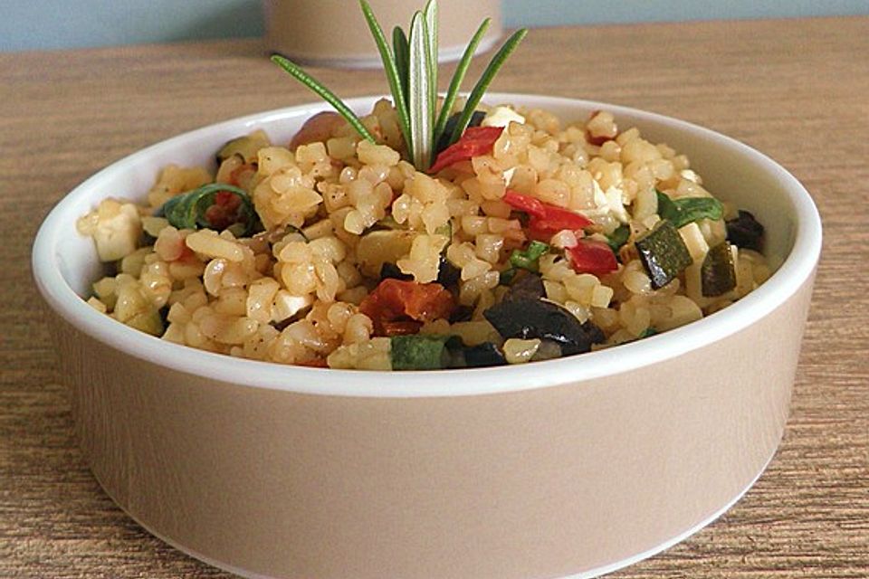 Mediterraner Bulgur-Salat mit Rucola