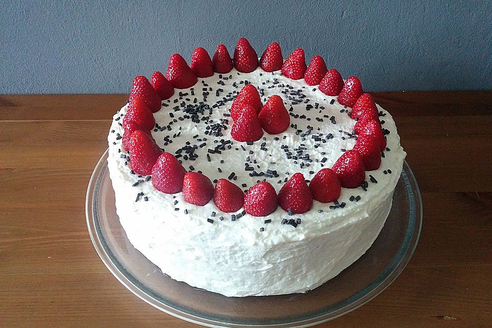 Mehrstöckige Beerentorte mit Beeren