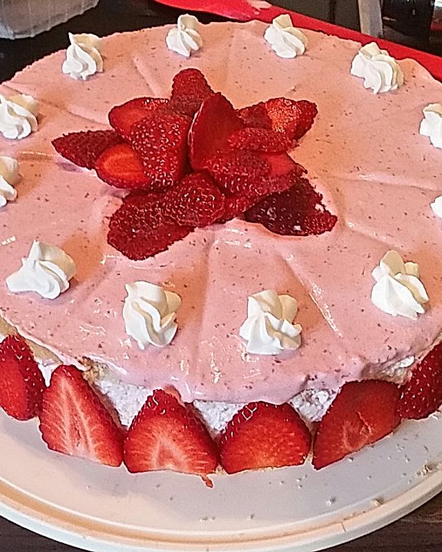 Griechische Erdbeer-Sahne-Torte