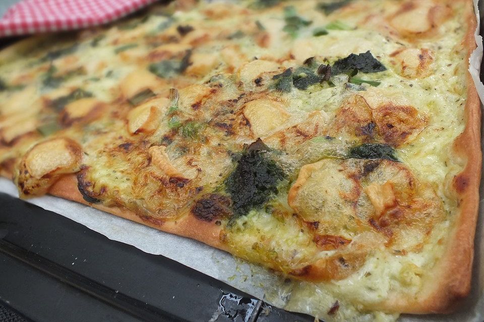 Flammkuchen mit Handkäse und "Grüne Soße Kräuter"-Pesto