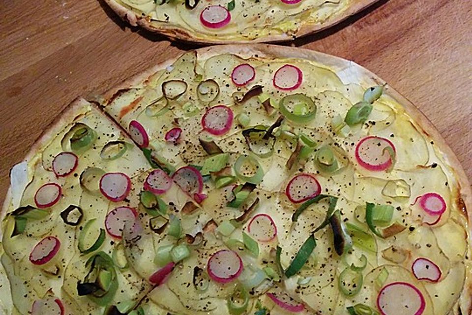 Flammkuchen mit Sauce Hollandaise, Spargel, Kartoffelscheiben und Radieschen