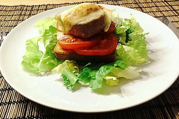 Kalbsfilet-Tomaten-Toast mit scharfem Weichkäse überbacken
