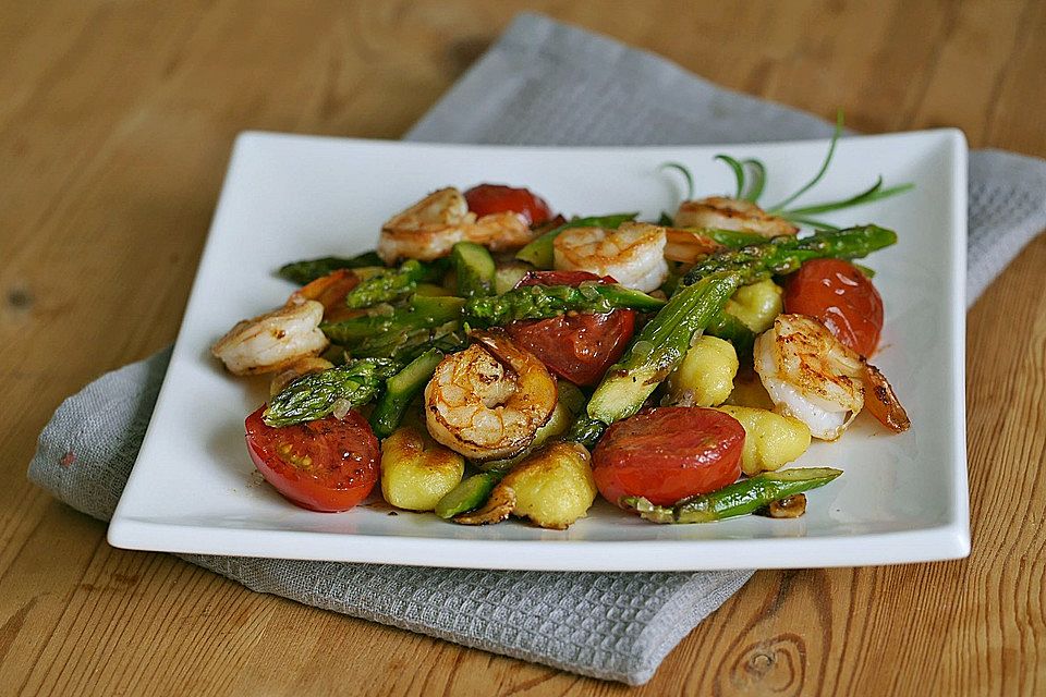 Gnocchi mit grünem Spargel, Kirschtomaten und Shrimps