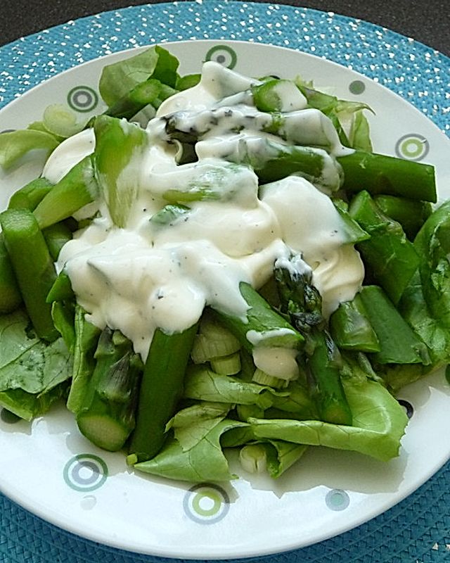 Kopfsalat mit grünem Spargel