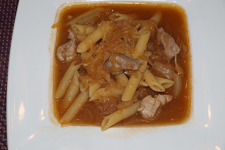 Sauerkrautsuppe mit Nudeln