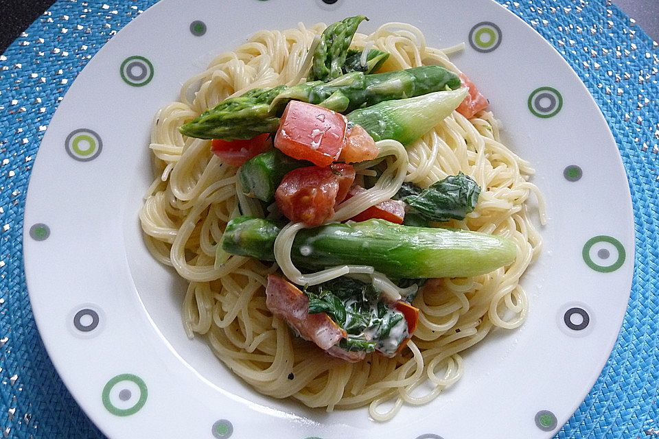 Pasta mit Spargel-Tomaten-Bärlauchsoße