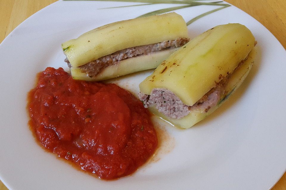 Gefüllte Schmorgurke in Tomatensauce