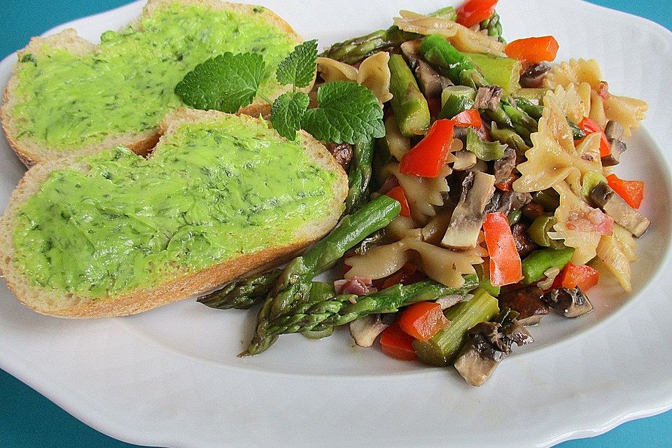 Spargel-Champignon-Nudelpfanne mit Bärlauchbutter- Baguette