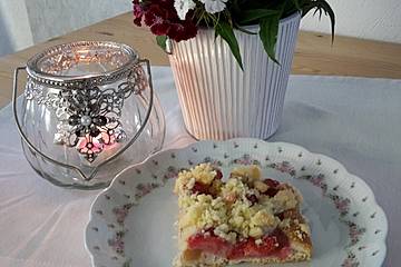 Erdbeer-Rhabarber-Blechkuchen mit Streuseln
