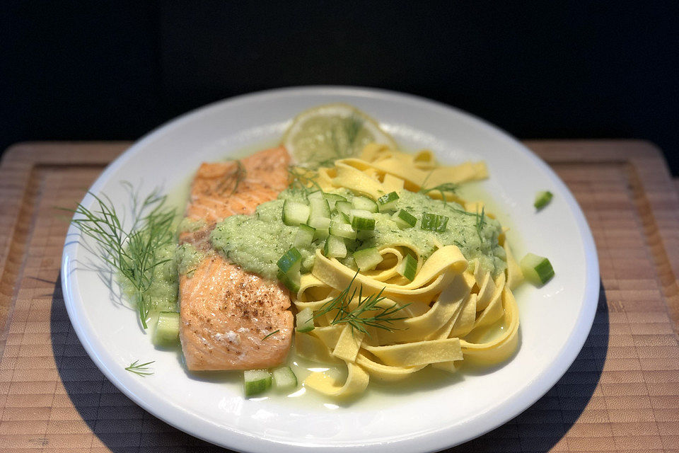 Bandnudeln mit Gurkensoße und Lachs