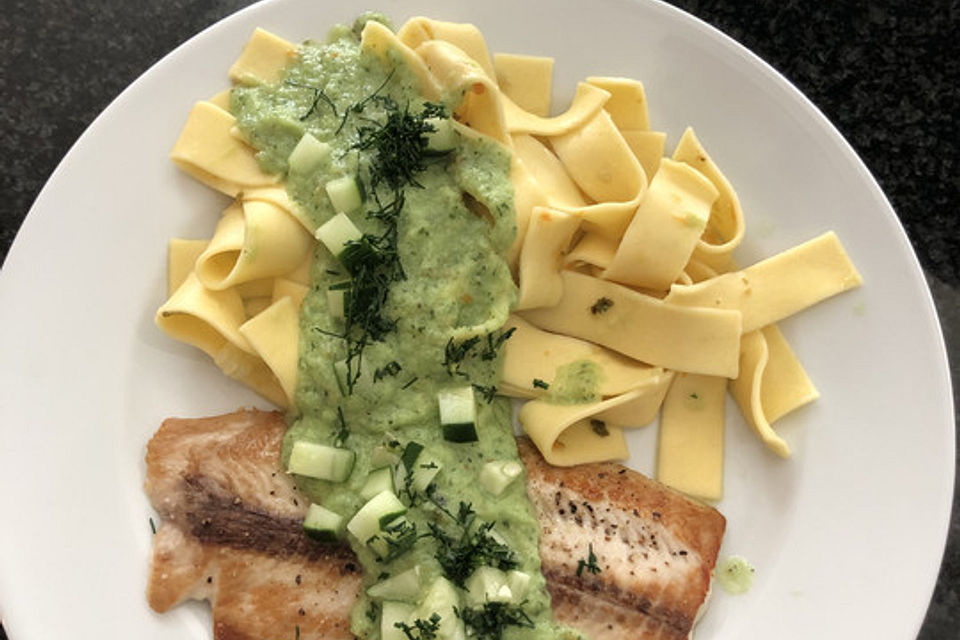 Bandnudeln mit Gurkensoße und Lachs