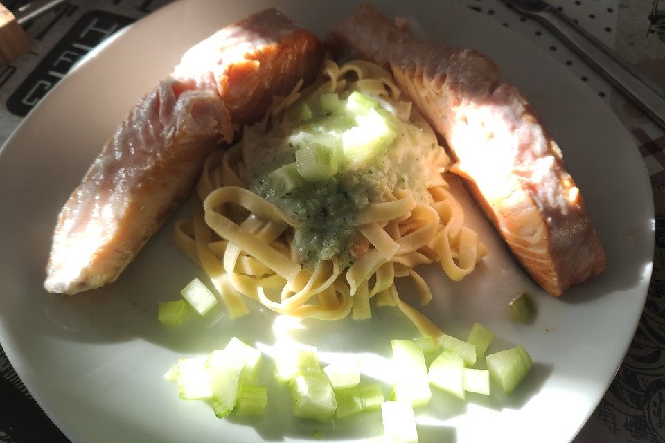 Bandnudeln mit Gurkensoße und Lachs