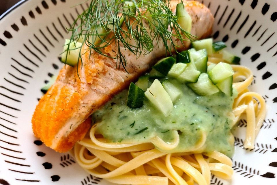 Bandnudeln mit Gurkensoße und Lachs