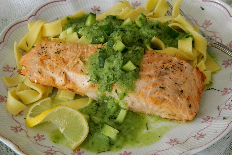 Bandnudeln mit Gurkensoße und Lachs