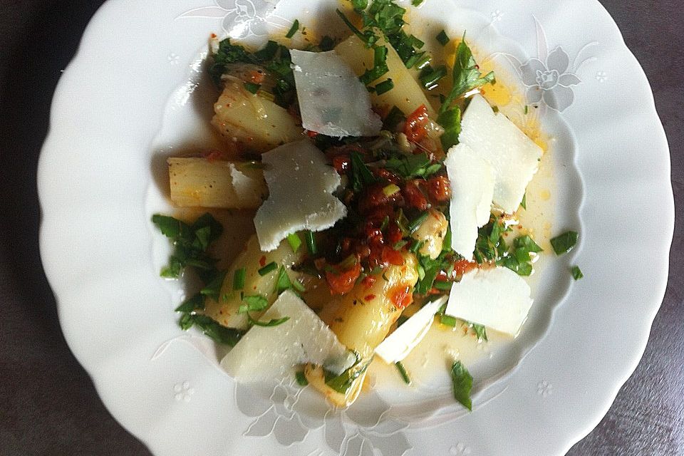 Spargelsalat mit getrockneten Tomaten und Parmesan