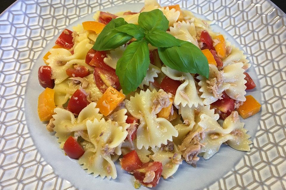 Nudelsalat mit Thunfisch und Paprika