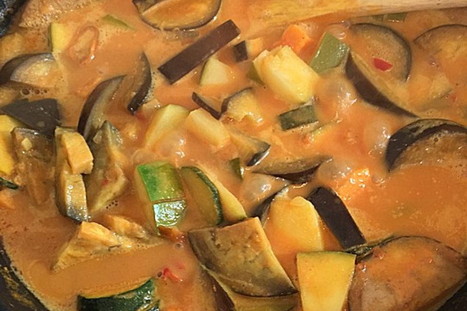 Malis fruchtiges Süßkartoffelcurry mit Mango und Ananas