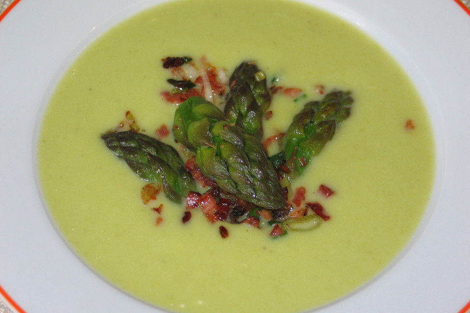 Spargelcremesuppe mit Speckwürfeln