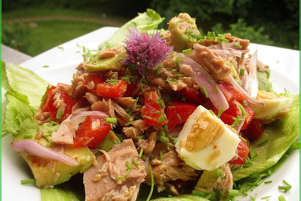 Thunfischsalat mit Ei, Avocado und Tomaten