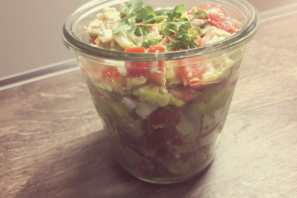 Thunfischsalat mit Ei, Avocado und Tomaten