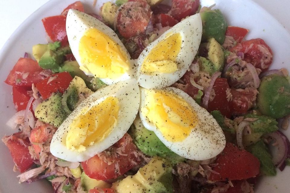 Thunfischsalat mit Ei, Avocado und Tomaten
