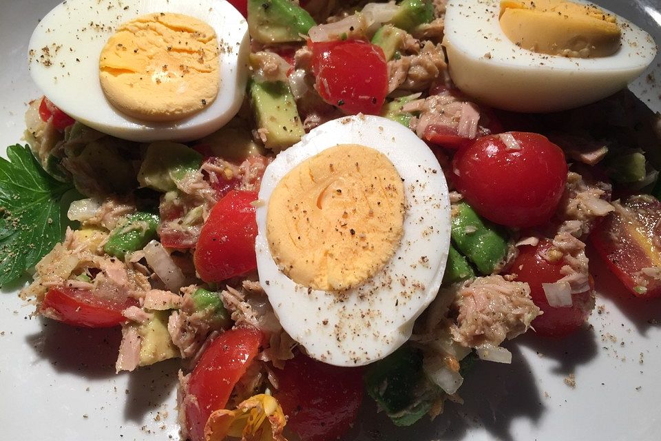 Thunfischsalat mit Ei, Avocado und Tomaten