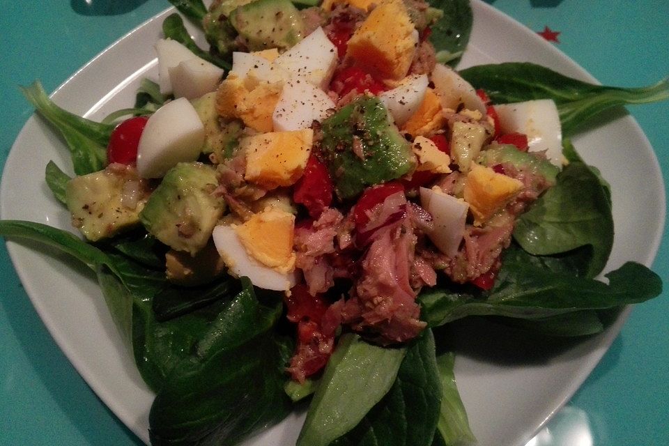 Thunfischsalat mit Ei, Avocado und Tomaten
