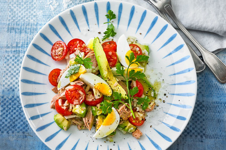 Thunfischsalat mit Ei, Avocado und Tomaten