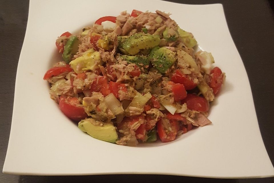 Thunfischsalat mit Ei, Avocado und Tomaten