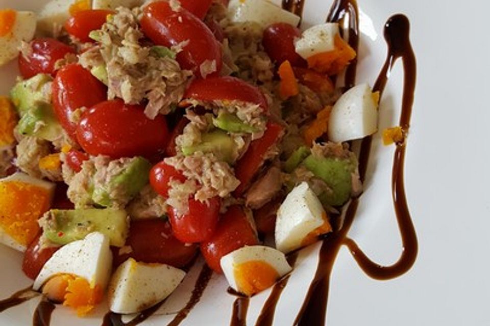 Thunfischsalat mit Ei, Avocado und Tomaten