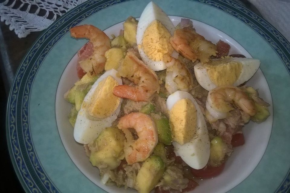 Thunfischsalat mit Ei, Avocado und Tomaten