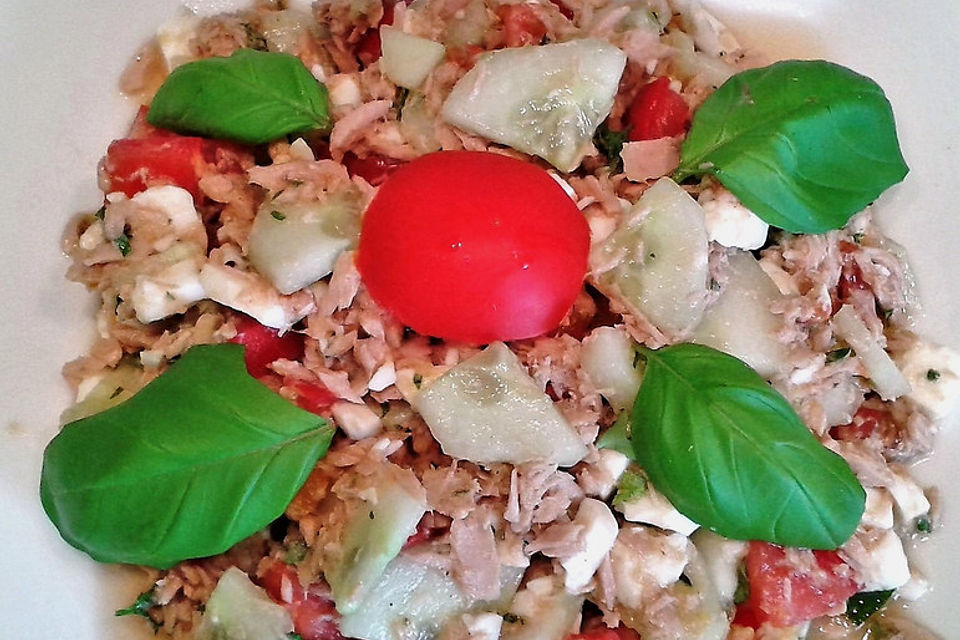 Thunfischsalat mit Ei, Avocado und Tomaten