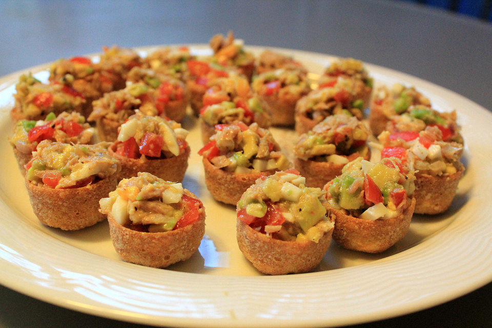 Thunfischsalat mit Ei, Avocado und Tomaten