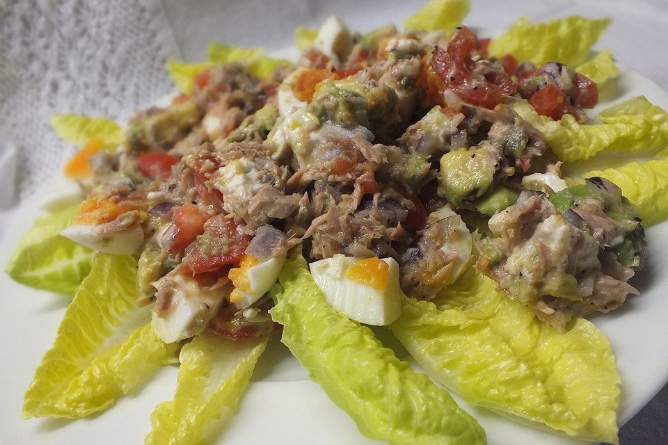 Thunfischsalat mit Ei, Avocado und Tomaten