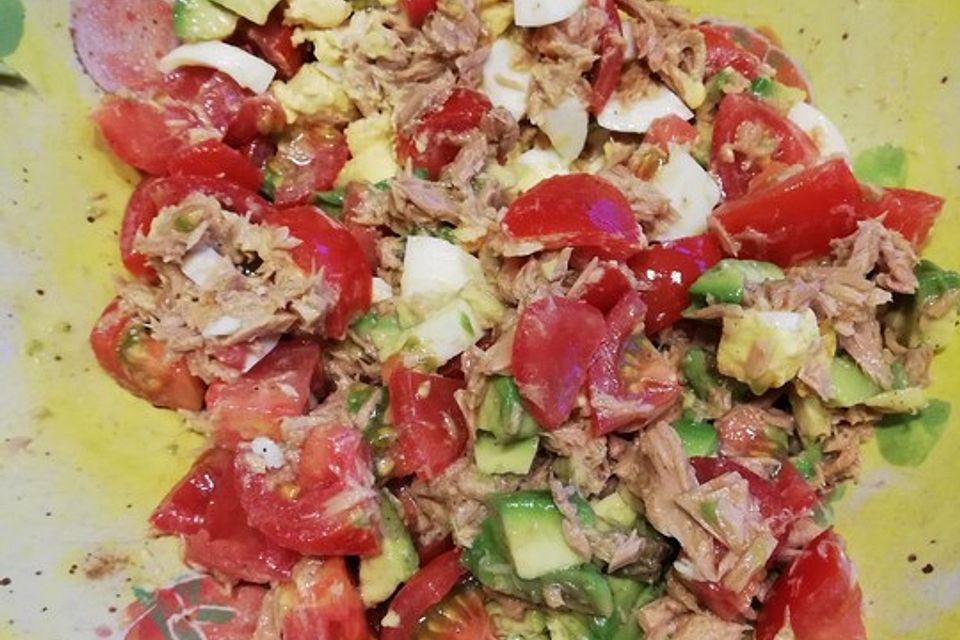 Thunfischsalat mit Ei, Avocado und Tomaten