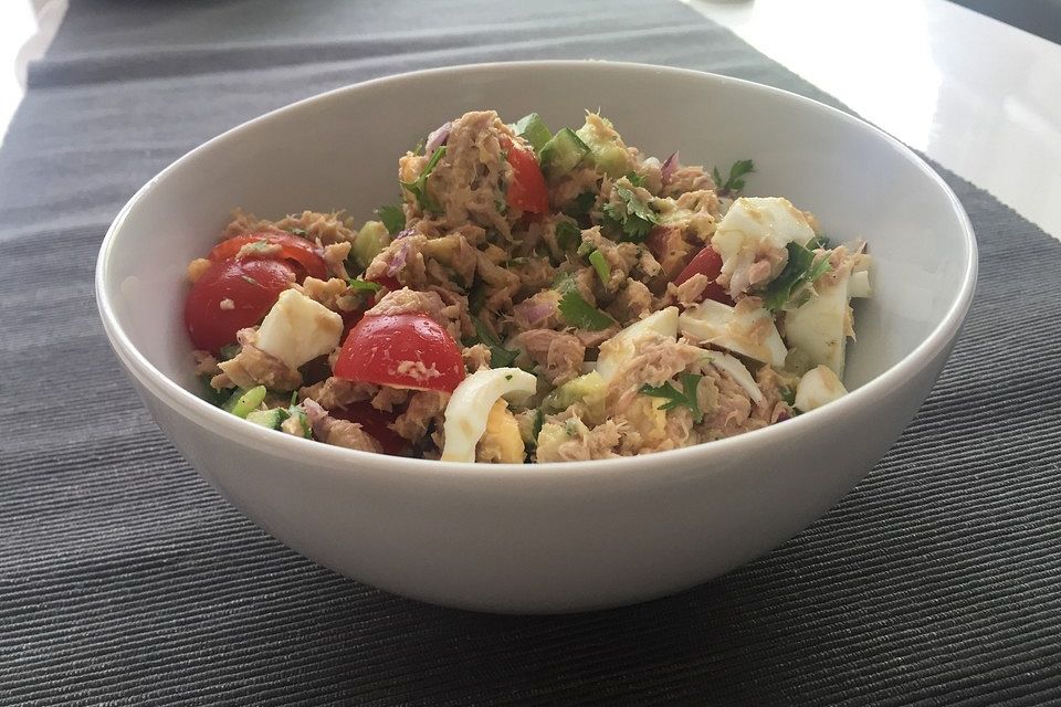 Thunfischsalat mit Ei, Avocado und Tomaten
