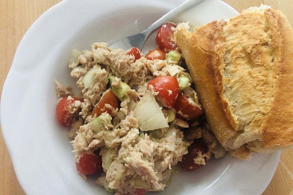 Thunfischsalat mit Ei, Avocado und Tomaten