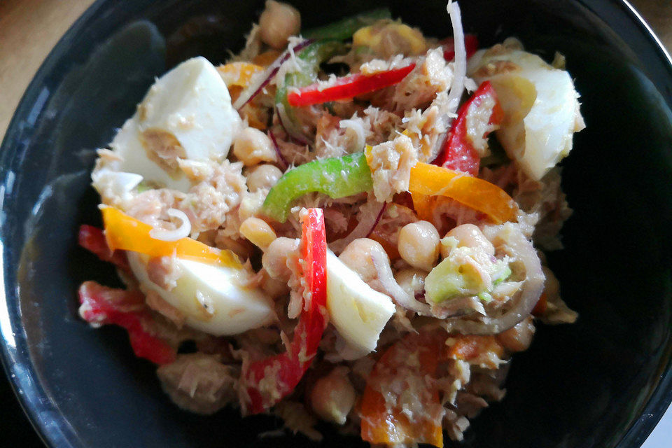 Thunfischsalat mit Ei, Avocado und Tomaten