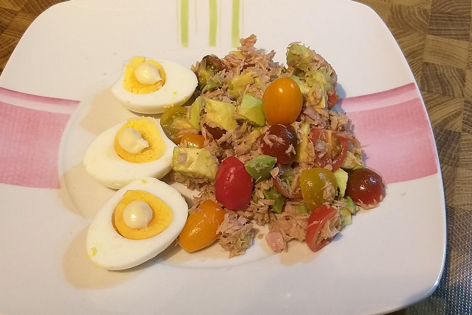Thunfischsalat mit Ei, Avocado und Tomaten