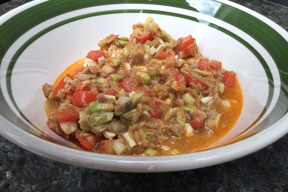 Thunfischsalat mit Ei, Avocado und Tomaten