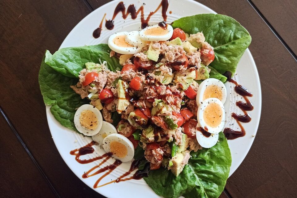 Thunfischsalat mit Ei, Avocado und Tomaten