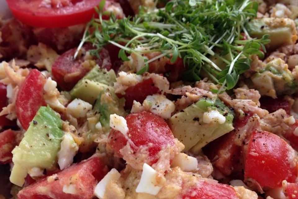 Thunfischsalat mit Ei, Avocado und Tomaten